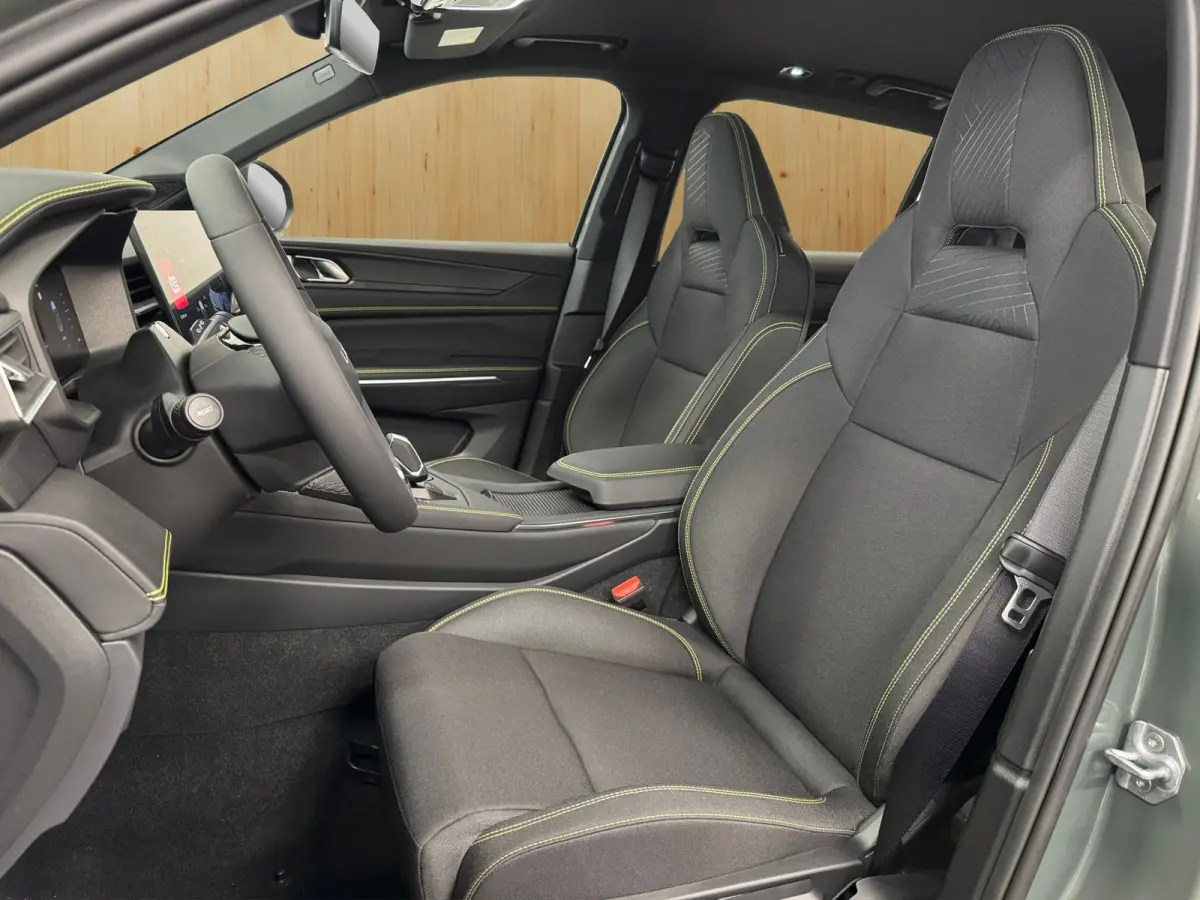 Core | Stoelverwarming | Parkeercamera | Apple Carplay/Android Auto |