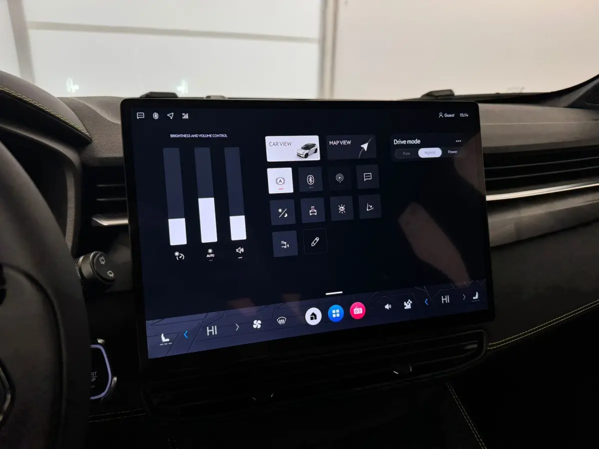 Core | Stoelverwarming | Parkeercamera | Apple Carplay/Android Auto |
