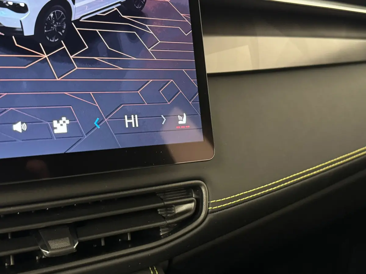 Core | Stoelverwarming | Parkeercamera | Apple Carplay/Android Auto |