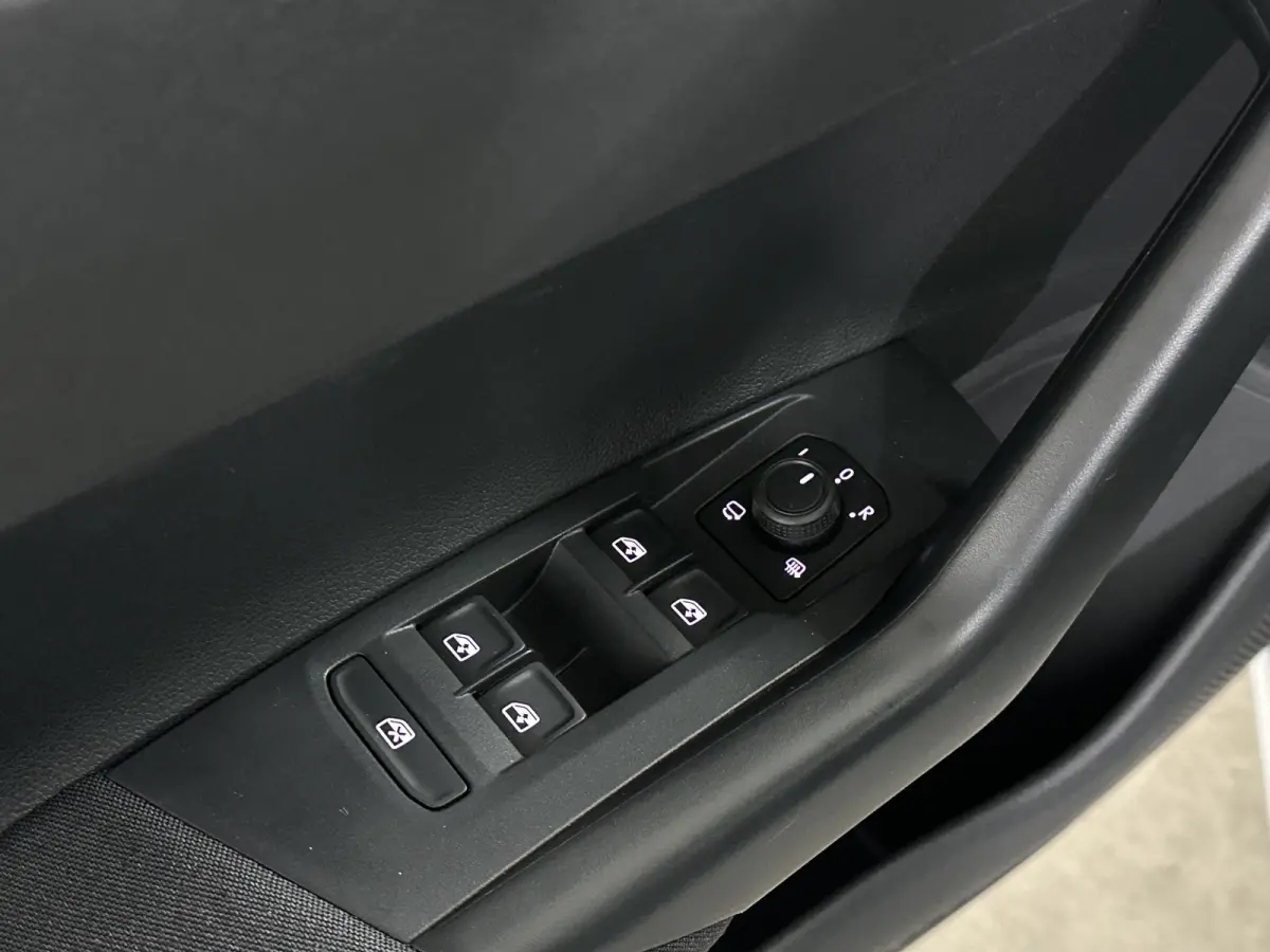 1.0 TSI Life Edition 95 pk Apple | Clima | Carplay/Android Auto| LED | Camera |