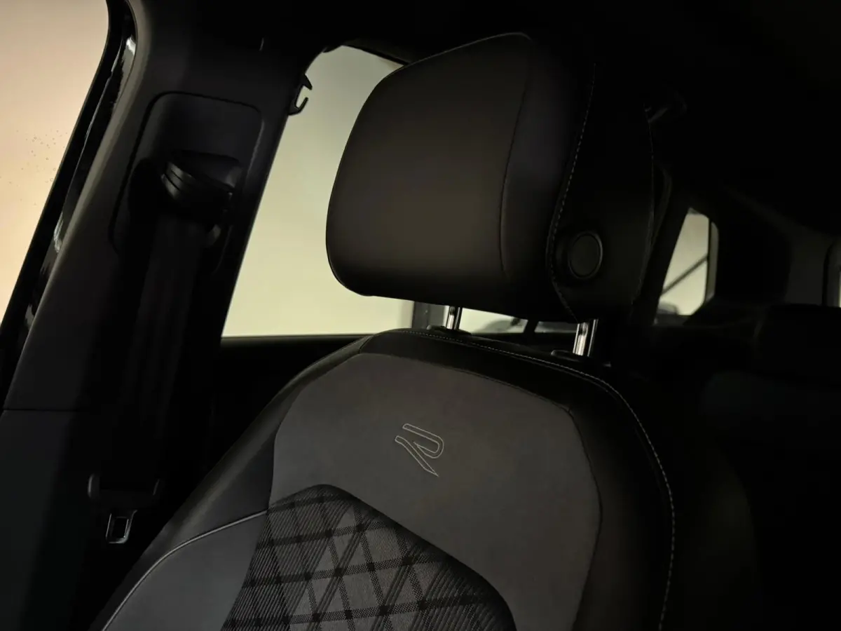 1.5 TSI R-Line PANO KEYLESS CAM