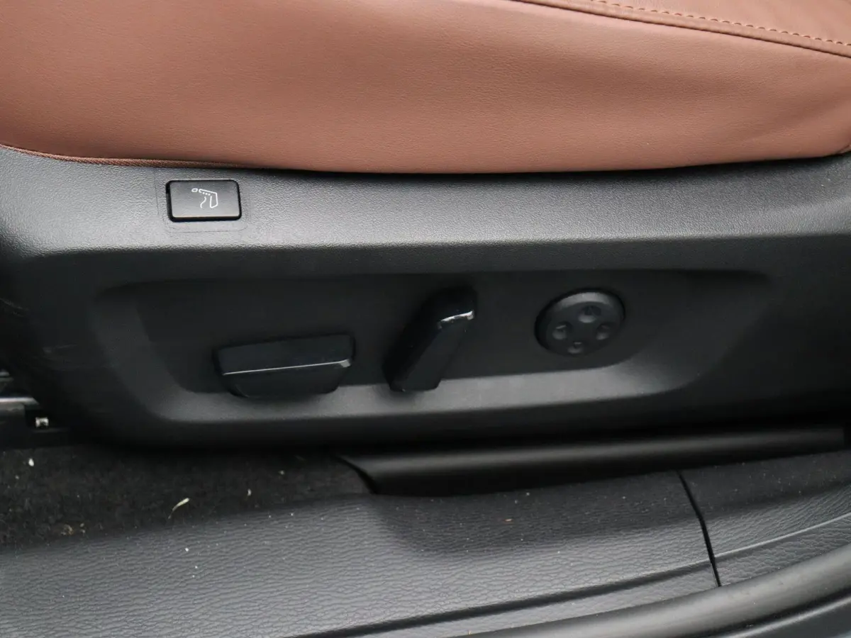 2.4 PHEV Instyle+ | Bruin lederen bekleding | Yamaha audio | Panoramadak | Stoelmassage |