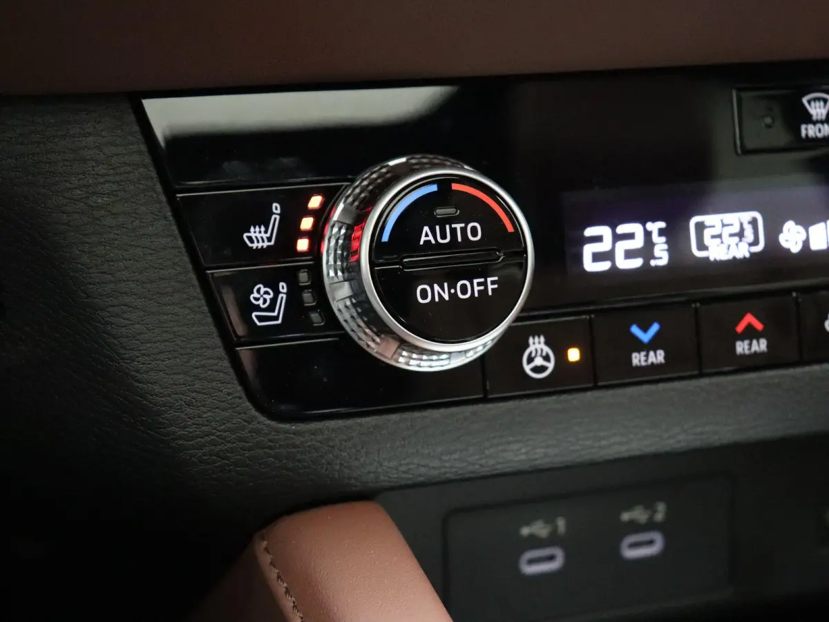 2.4 PHEV Instyle+ | Bruin lederen bekleding | Yamaha audio | Panoramadak | Stoelmassage |