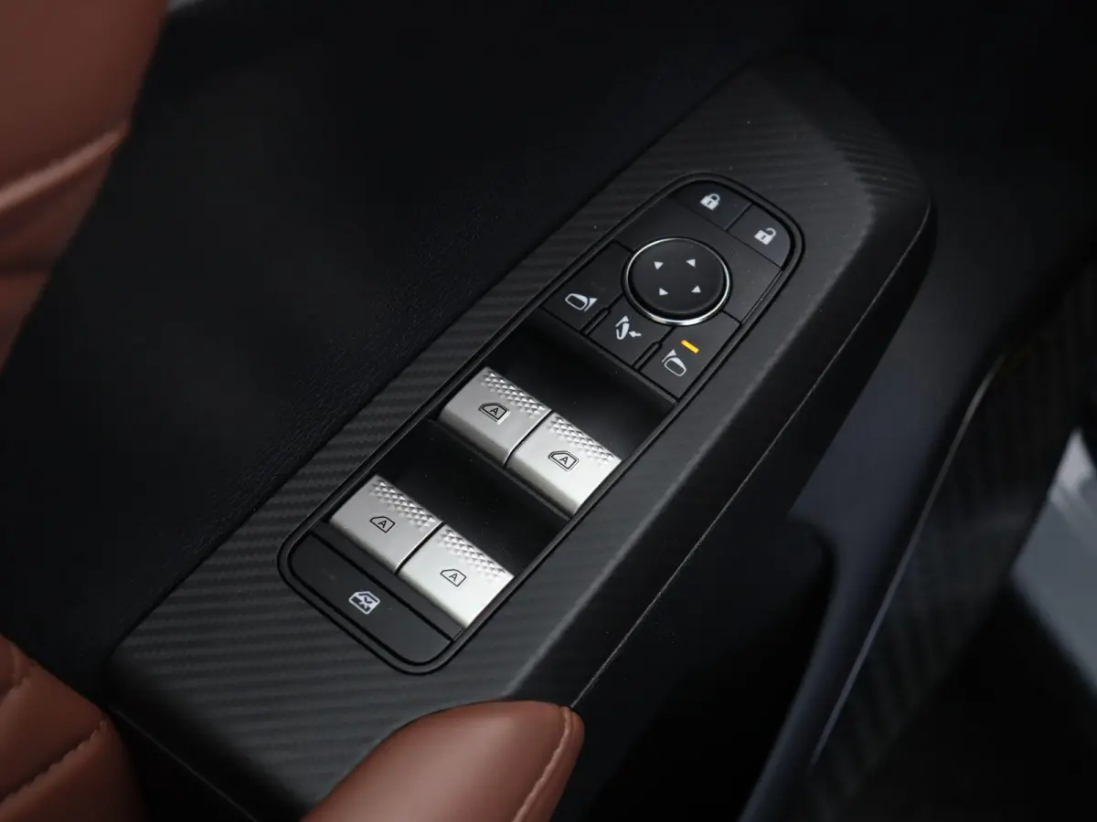 2.4 PHEV Instyle+ | Bruin lederen bekleding | Yamaha audio | Panoramadak | Stoelmassage |