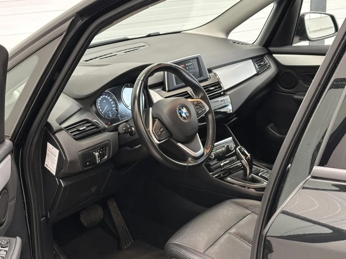 220i 192PK / Automaat / NL Auto / Leder / 4 Seizoensbanden / Goed onderhouden!