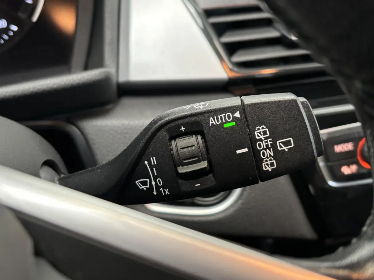 220i 192PK / Automaat / NL Auto / Leder / 4 Seizoensbanden / Goed onderhouden!