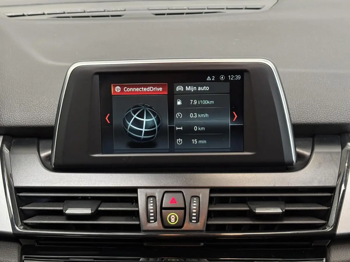 220i 192PK / Automaat / NL Auto / Leder / 4 Seizoensbanden / Goed onderhouden!