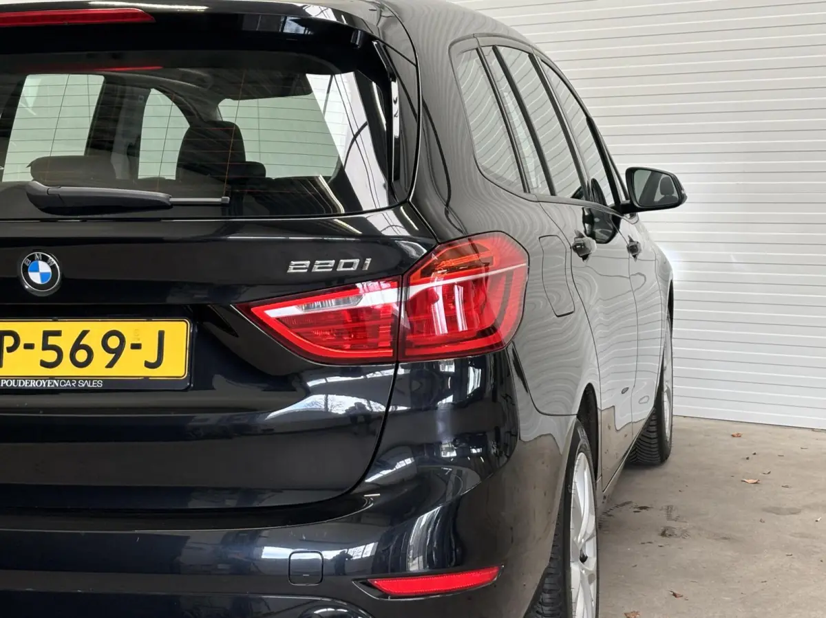 220i 192PK / Automaat / NL Auto / Leder / 4 Seizoensbanden / Goed onderhouden!