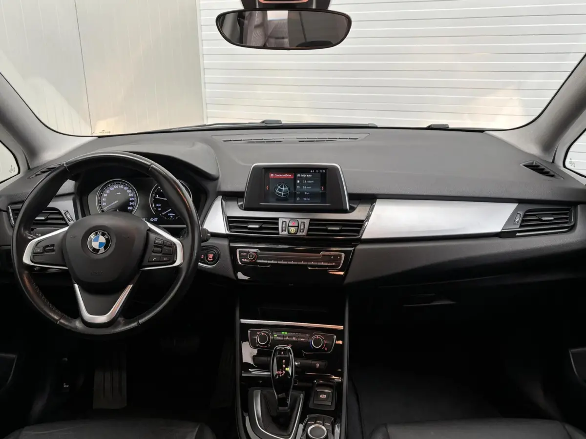 220i 192PK / Automaat / NL Auto / Leder / 4 Seizoensbanden / Goed onderhouden!