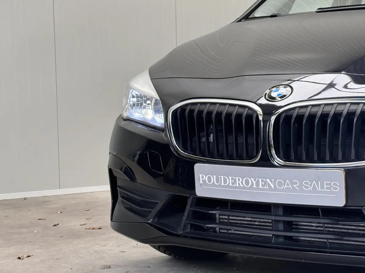 220i 192PK / Automaat / NL Auto / Leder / 4 Seizoensbanden / Goed onderhouden!