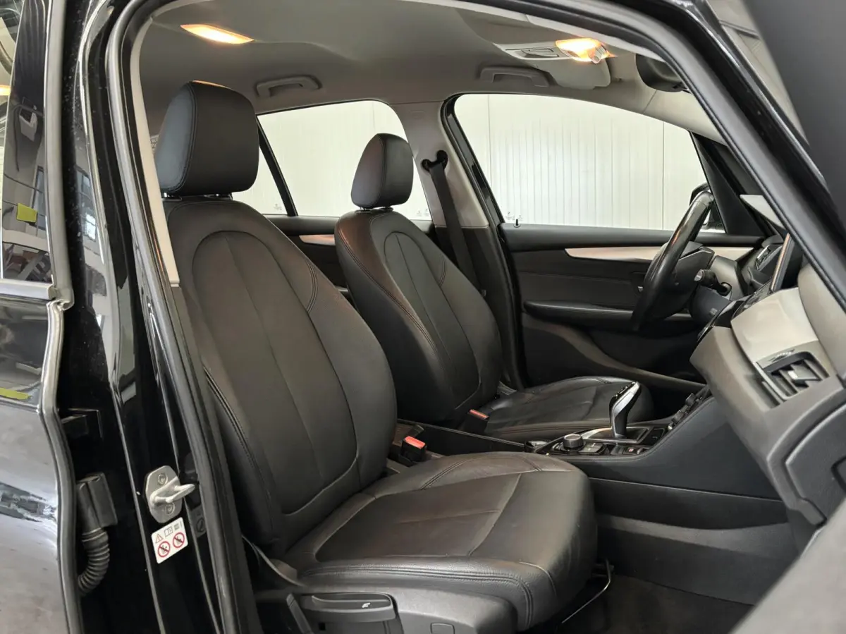 220i 192PK / Automaat / NL Auto / Leder / 4 Seizoensbanden / Goed onderhouden!
