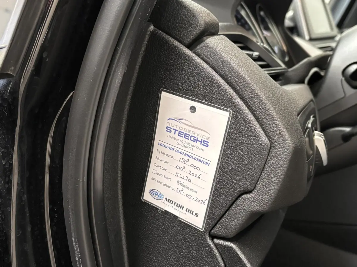 220i 192PK / Automaat / NL Auto / Leder / 4 Seizoensbanden / Goed onderhouden!