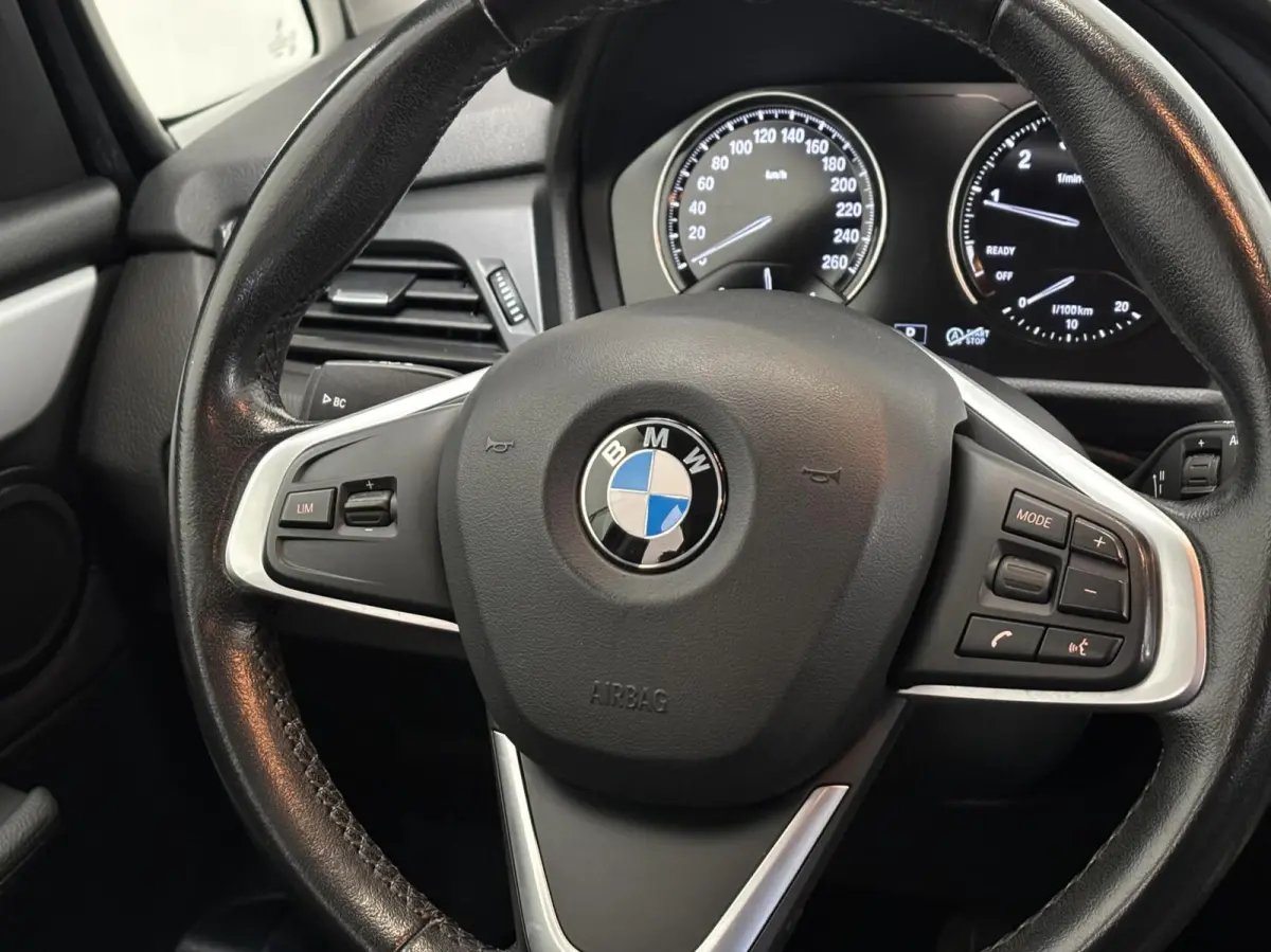 220i 192PK / Automaat / NL Auto / Leder / 4 Seizoensbanden / Goed onderhouden!