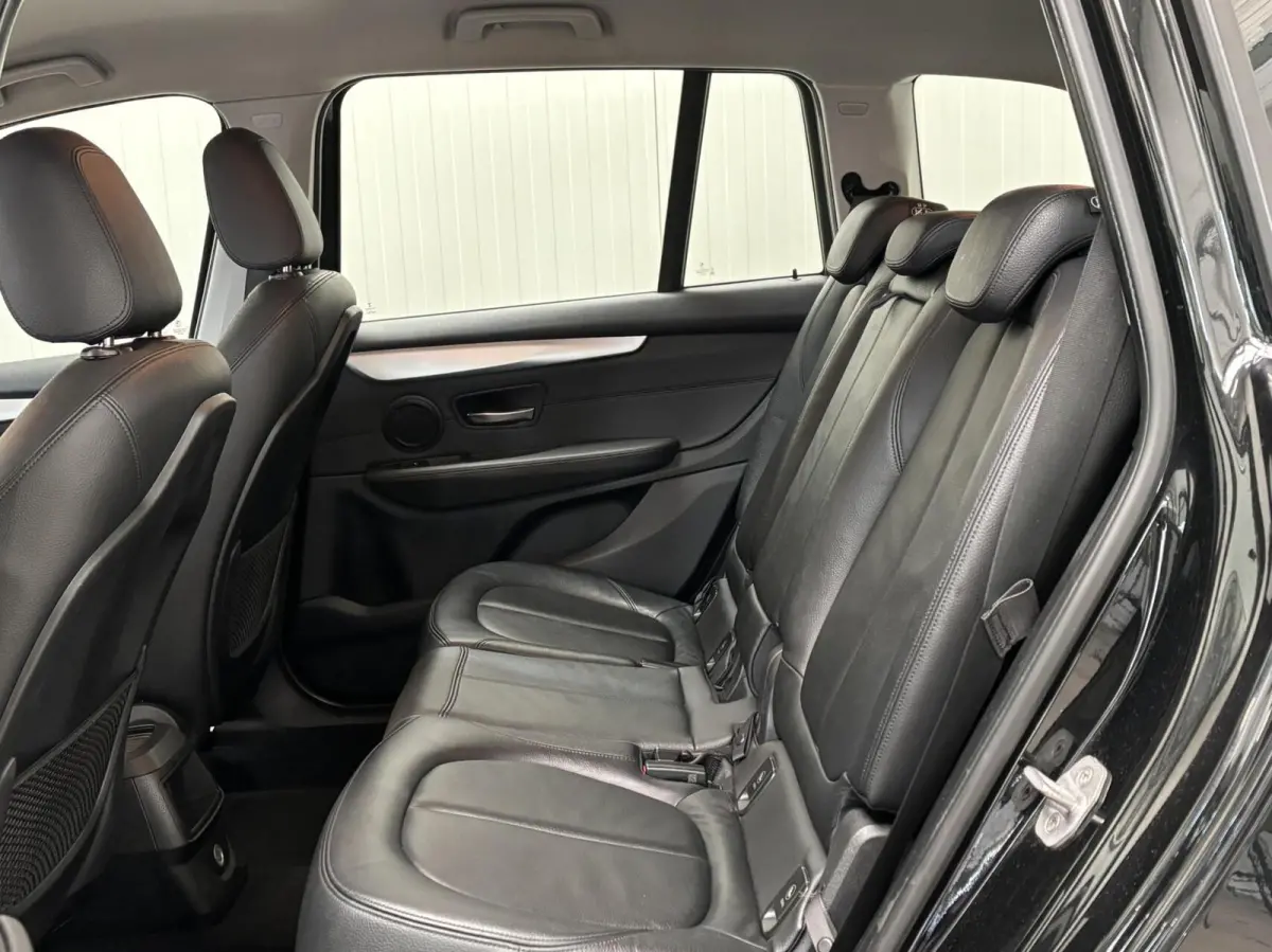 220i 192PK / Automaat / NL Auto / Leder / 4 Seizoensbanden / Goed onderhouden!