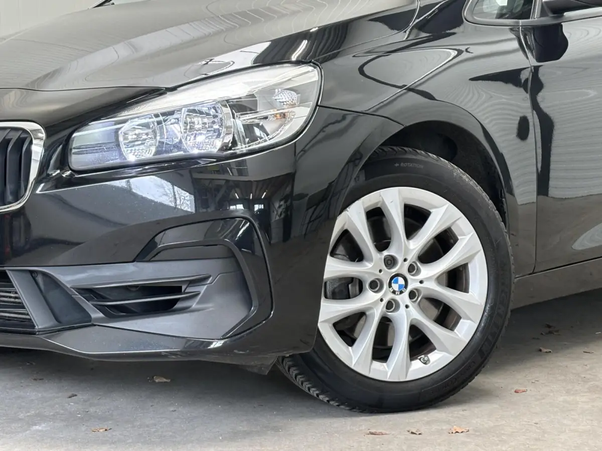 220i 192PK / Automaat / NL Auto / Leder / 4 Seizoensbanden / Goed onderhouden!