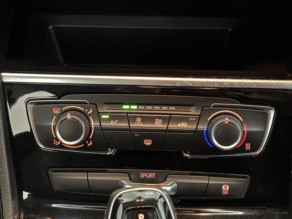 220i 192PK / Automaat / NL Auto / Leder / 4 Seizoensbanden / Goed onderhouden!
