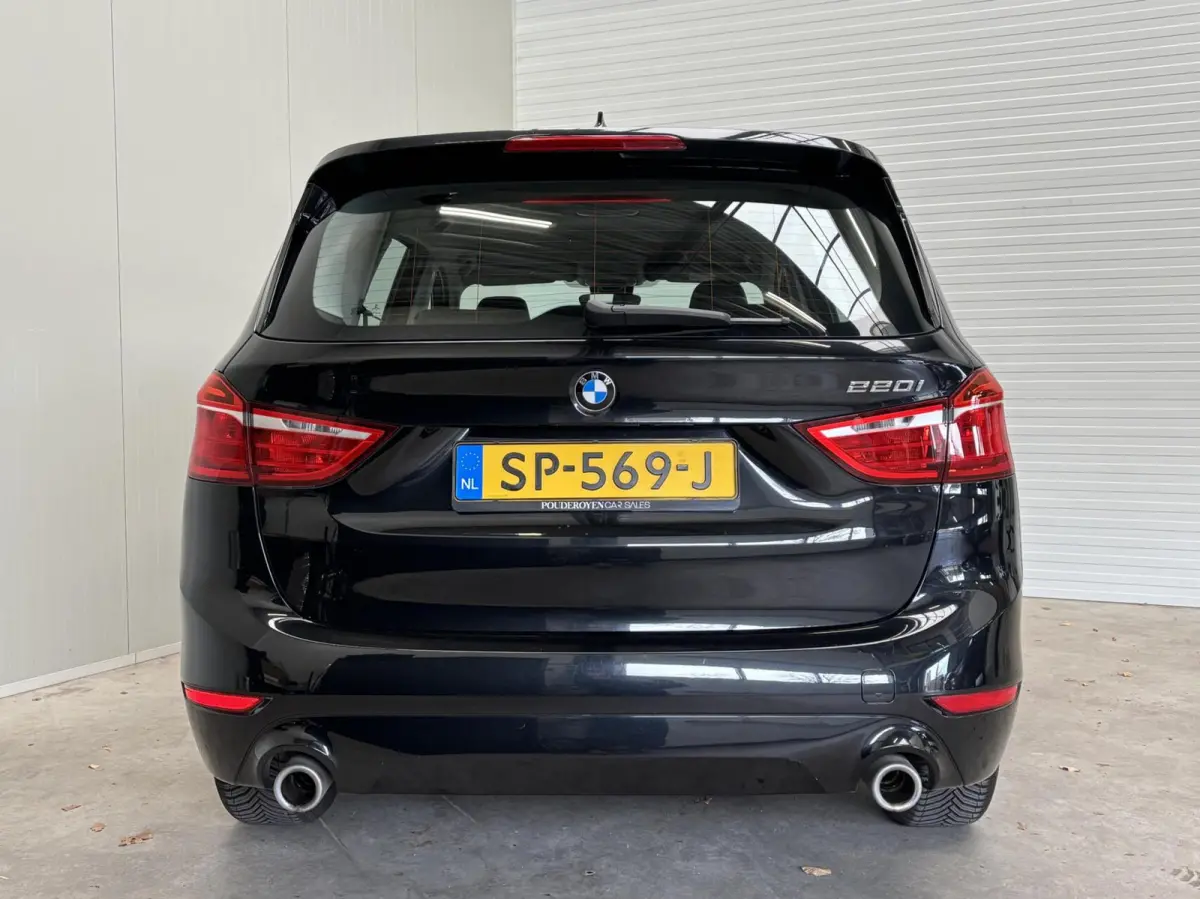 220i 192PK / Automaat / NL Auto / Leder / 4 Seizoensbanden / Goed onderhouden!