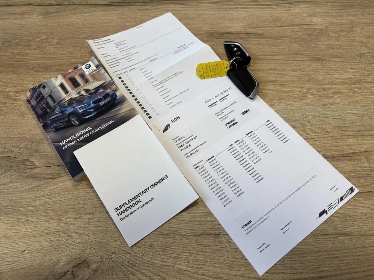 220i 192PK / Automaat / NL Auto / Leder / 4 Seizoensbanden / Goed onderhouden!