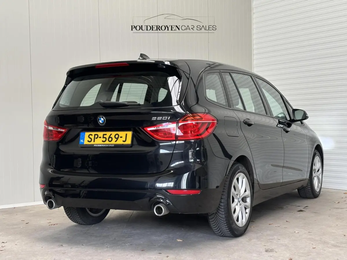 220i 192PK / Automaat / NL Auto / Leder / 4 Seizoensbanden / Goed onderhouden!