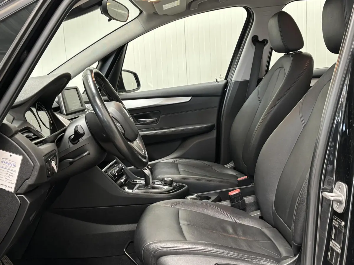 220i 192PK / Automaat / NL Auto / Leder / 4 Seizoensbanden / Goed onderhouden!