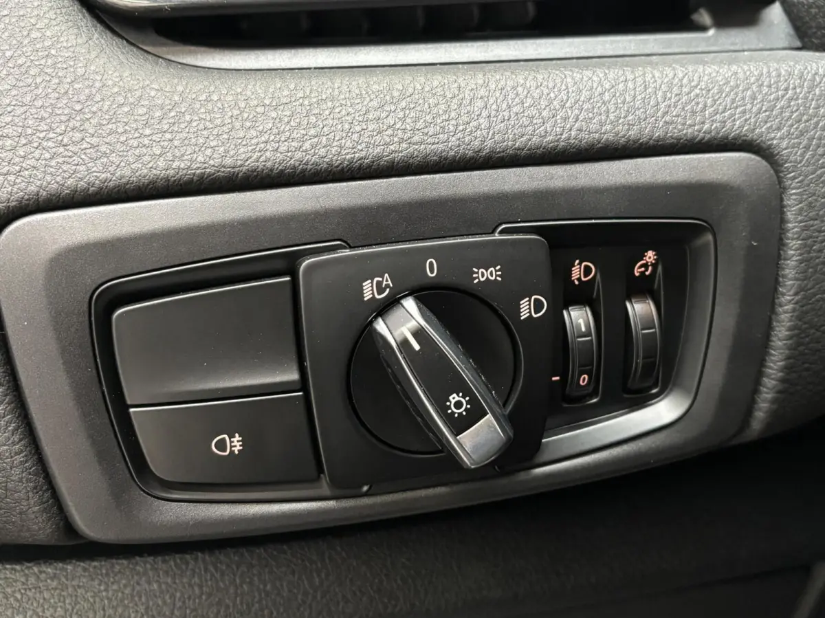 220i 192PK / Automaat / NL Auto / Leder / 4 Seizoensbanden / Goed onderhouden!