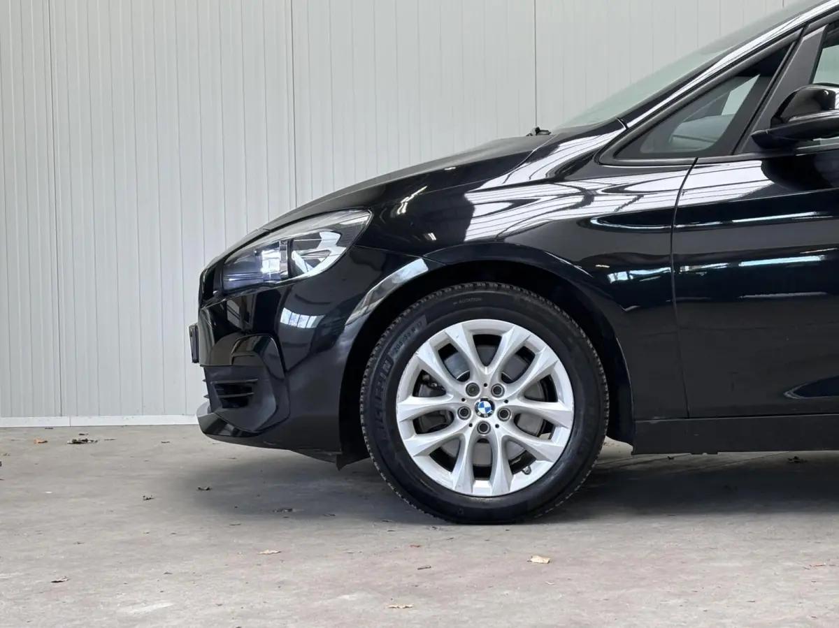 220i 192PK / Automaat / NL Auto / Leder / 4 Seizoensbanden / Goed onderhouden!