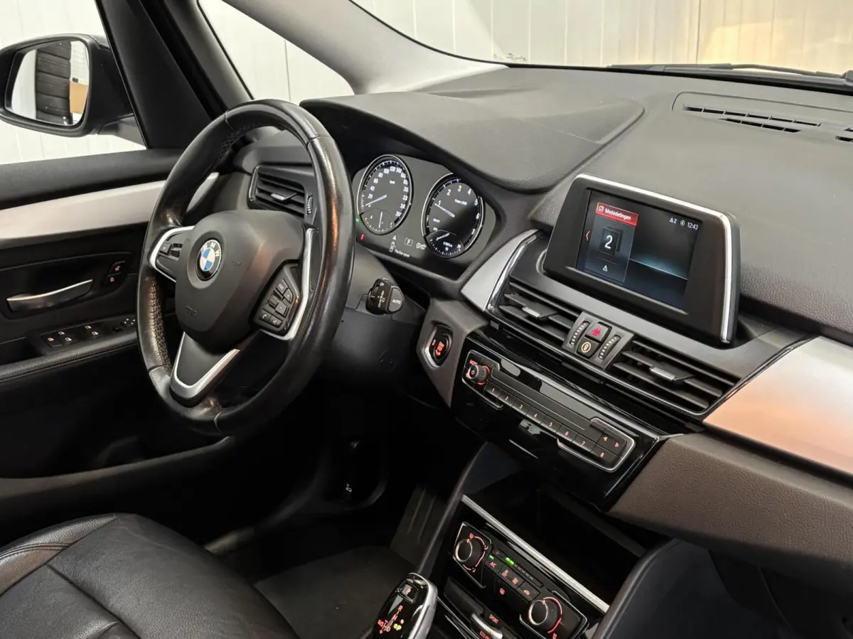 220i 192PK / Automaat / NL Auto / Leder / 4 Seizoensbanden / Goed onderhouden!