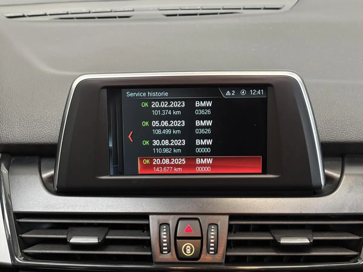 220i 192PK / Automaat / NL Auto / Leder / 4 Seizoensbanden / Goed onderhouden!