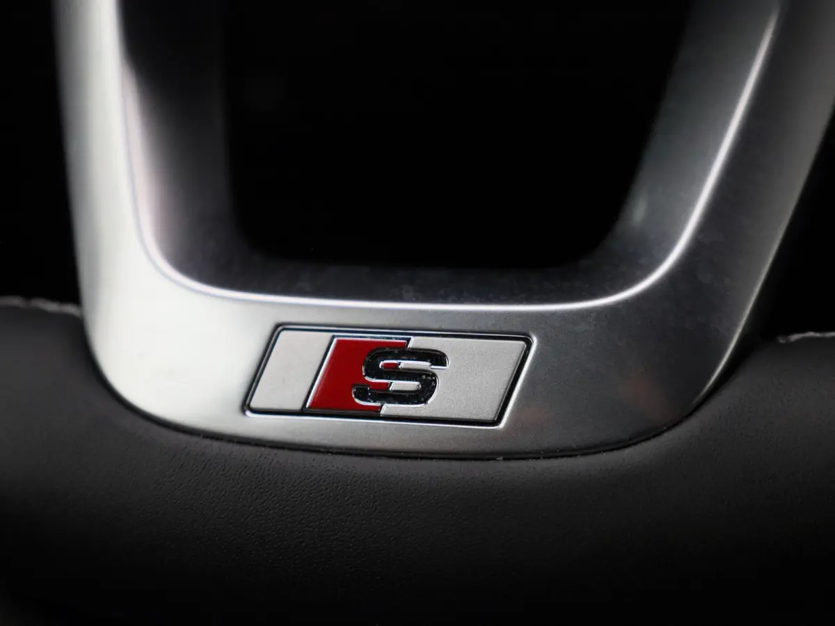 40 TFSI e Advanced edition l Adaptive cruise control l Climate control l Achteruitrijcamera l Navigatie l Stoelverwarming l Trekhaak l Dodehoekdetectie l Ledkoplampen l Sonos premium 3D l Li