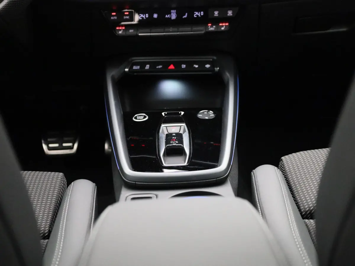 40 TFSI e Advanced edition l Adaptive cruise control l Climate control l Achteruitrijcamera l Navigatie l Stoelverwarming l Trekhaak l Dodehoekdetectie l Ledkoplampen l Sonos premium 3D l Li