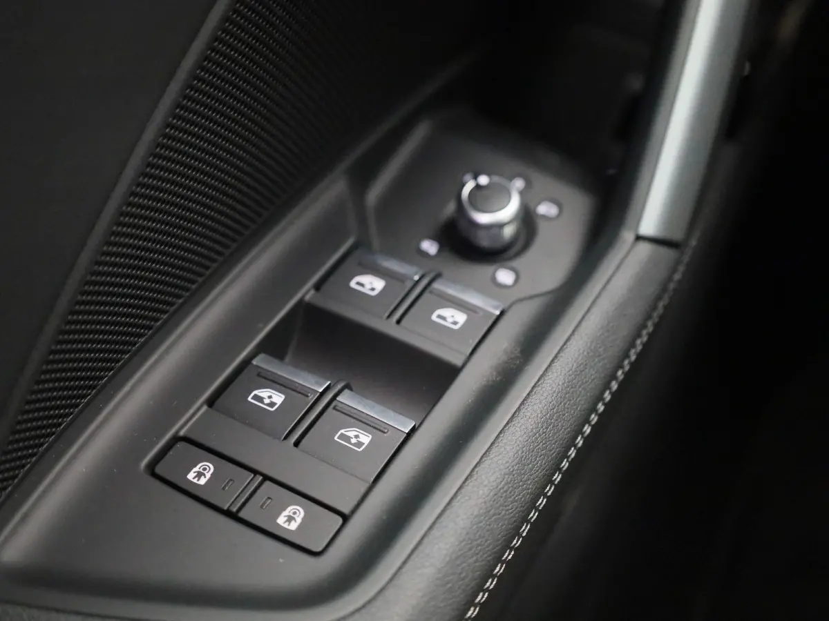 40 TFSI e Advanced edition l Adaptive cruise control l Climate control l Achteruitrijcamera l Navigatie l Stoelverwarming l Trekhaak l Dodehoekdetectie l Ledkoplampen l Sonos premium 3D l Li