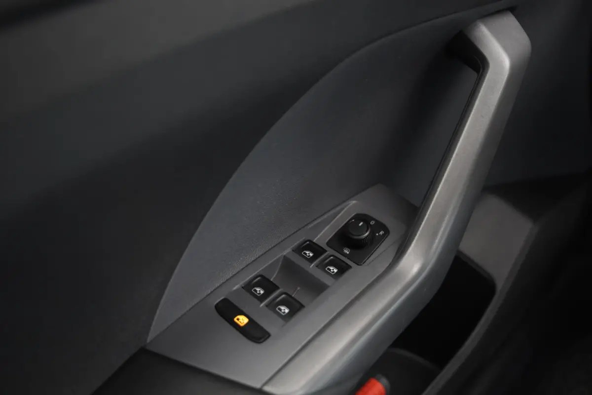 1.0 TSI 95pk Life Navigatie Airco Adaptieve Cruise 16 inch DAB+ CarPlay NL-Auto