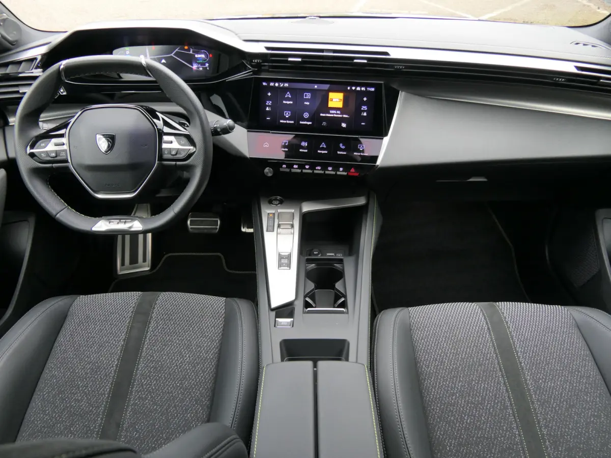1.6 Plug-in Hybrid 225 GT | Black Pack | LMV 18'' | Camera