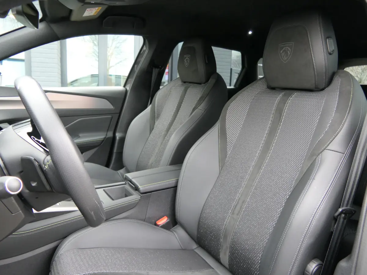 1.6 Plug-in Hybrid 225 GT | Black Pack | LMV 18'' | Camera