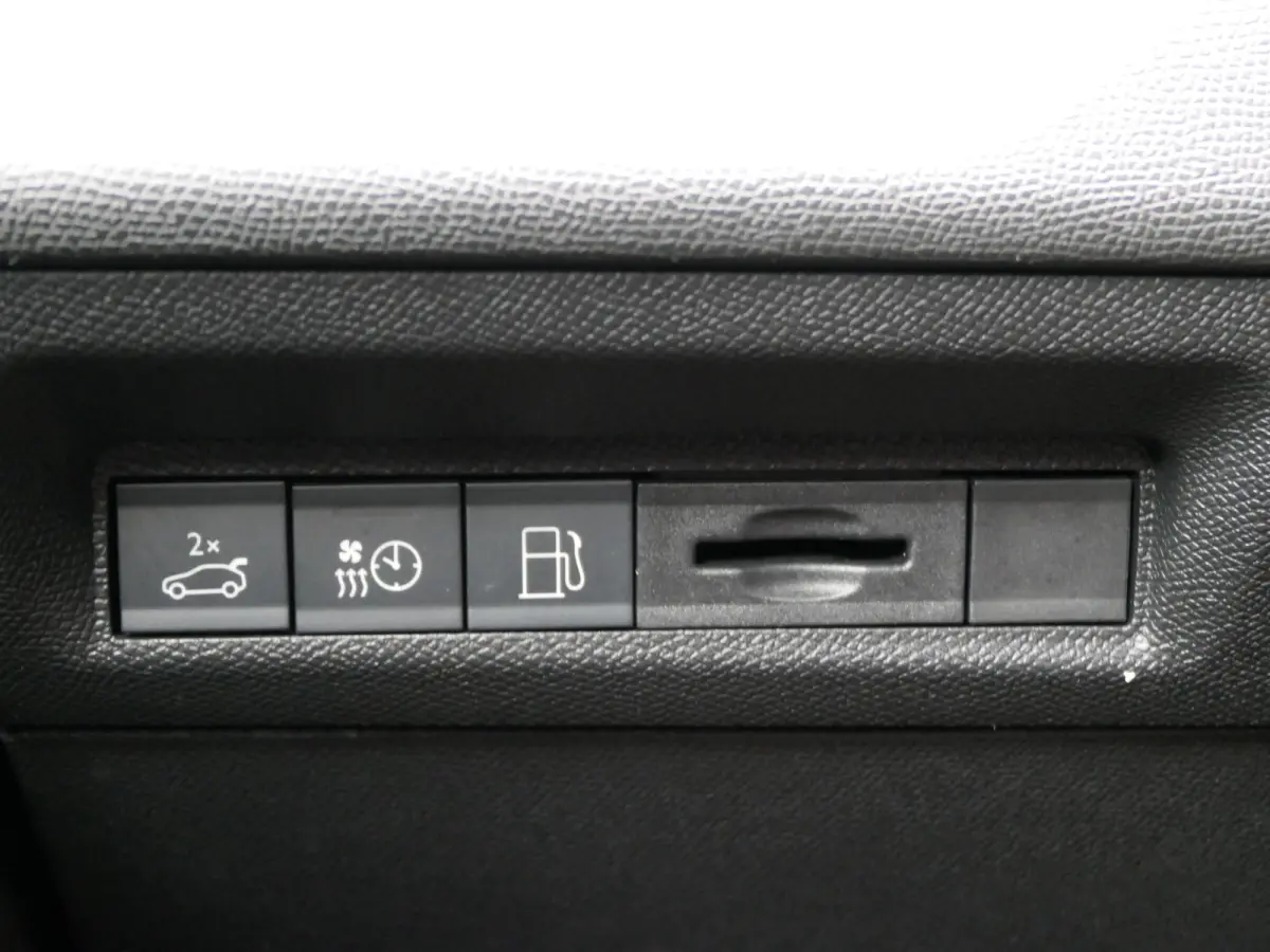 1.6 Plug-in Hybrid 225 GT | Black Pack | LMV 18'' | Camera