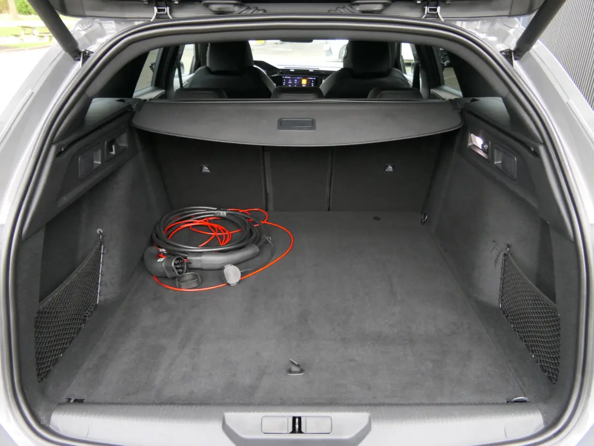 1.6 Plug-in Hybrid 225 GT | Black Pack | LMV 18'' | Camera