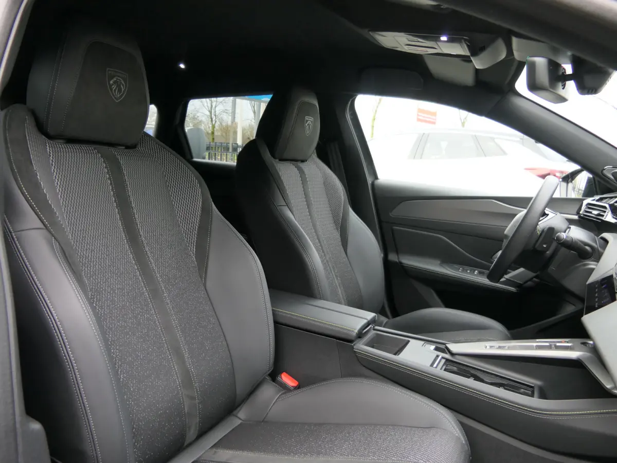 1.6 Plug-in Hybrid 225 GT | Black Pack | LMV 18'' | Camera