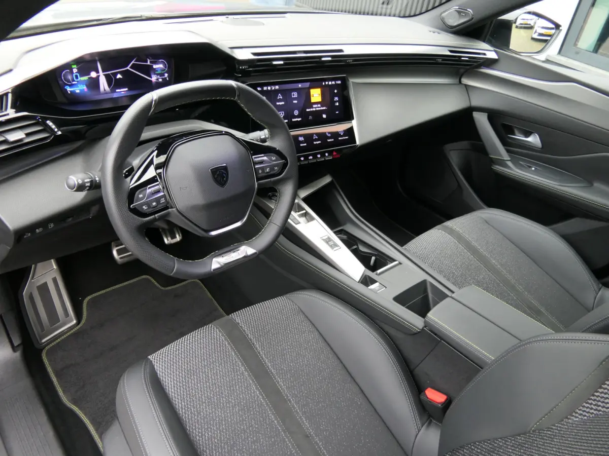 1.6 Plug-in Hybrid 225 GT | Black Pack | LMV 18'' | Camera