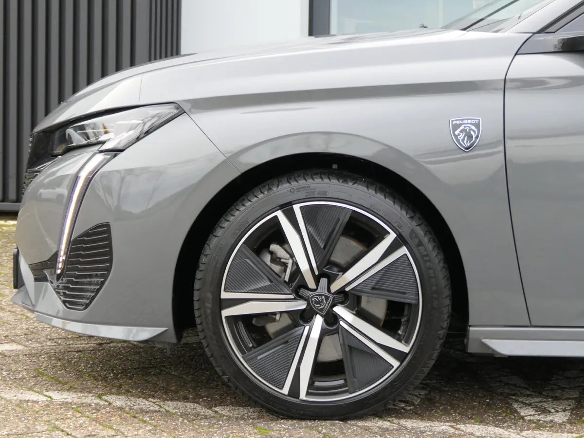 1.6 Plug-in Hybrid 225 GT | Black Pack | LMV 18'' | Camera