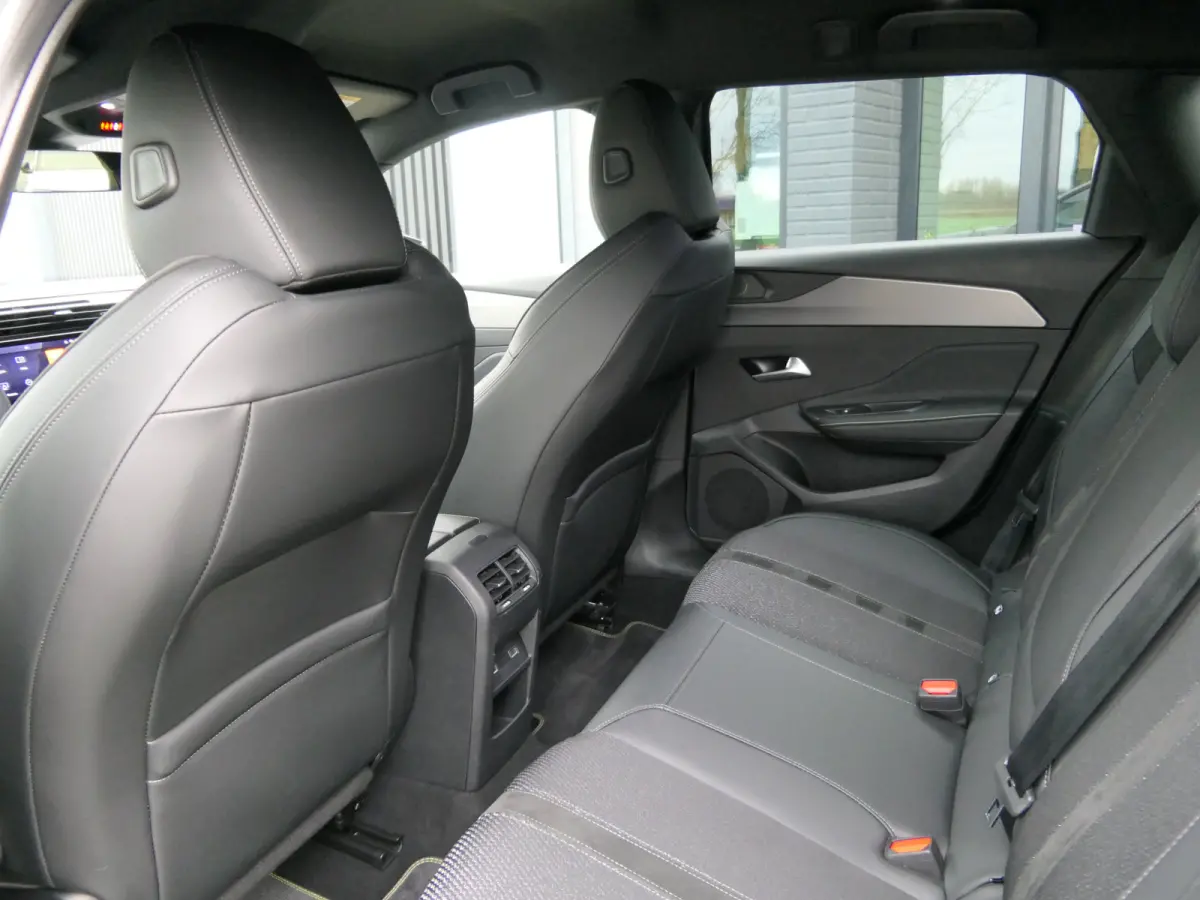 1.6 Plug-in Hybrid 225 GT | Black Pack | LMV 18'' | Camera