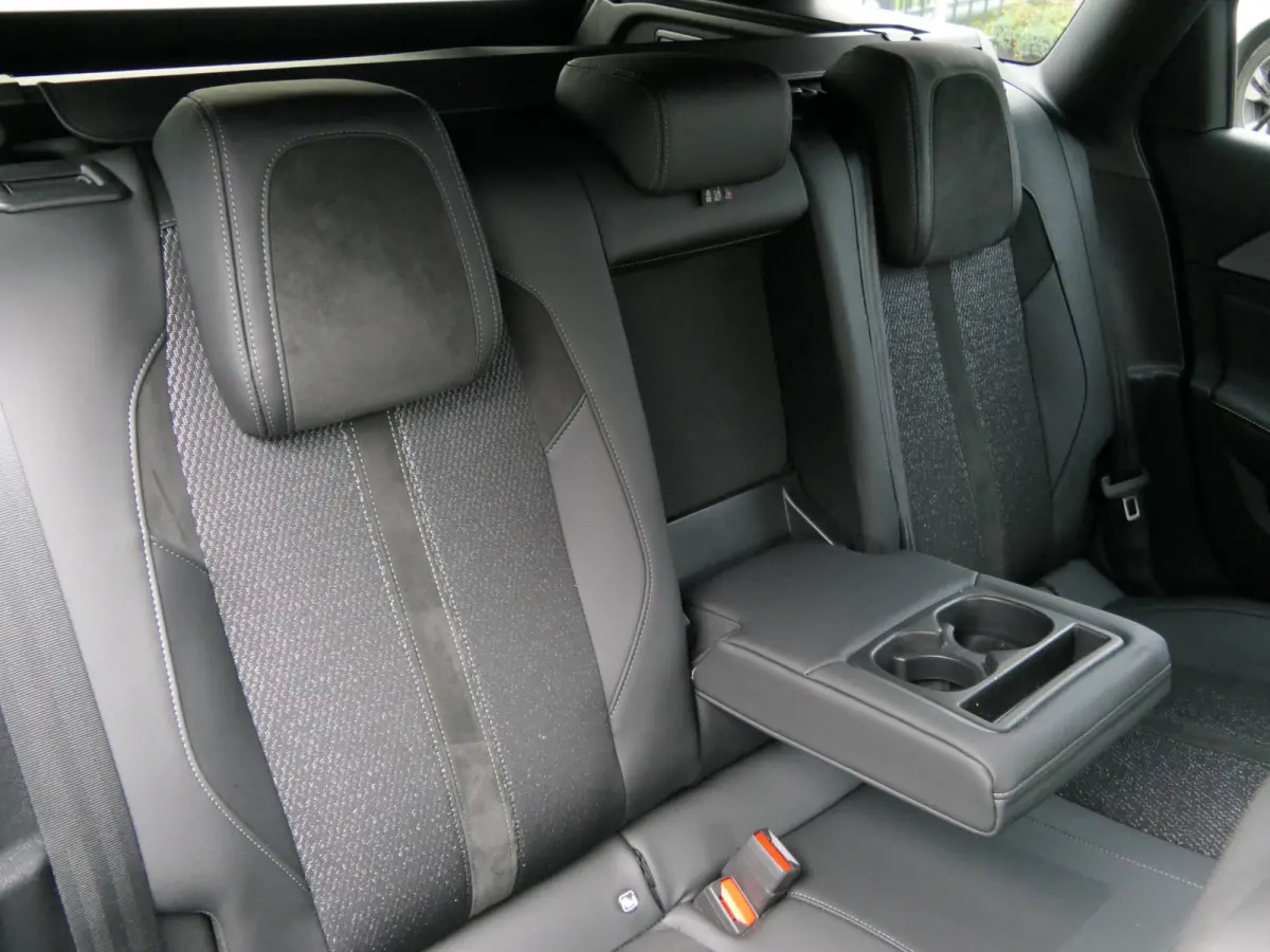 1.6 Plug-in Hybrid 225 GT | Black Pack | LMV 18'' | Camera