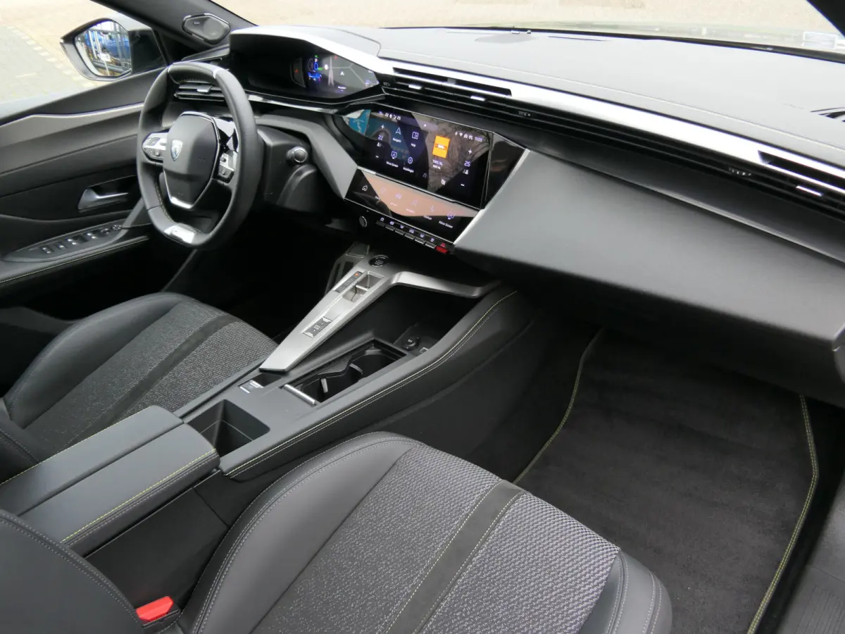 1.6 Plug-in Hybrid 225 GT | Black Pack | LMV 18'' | Camera