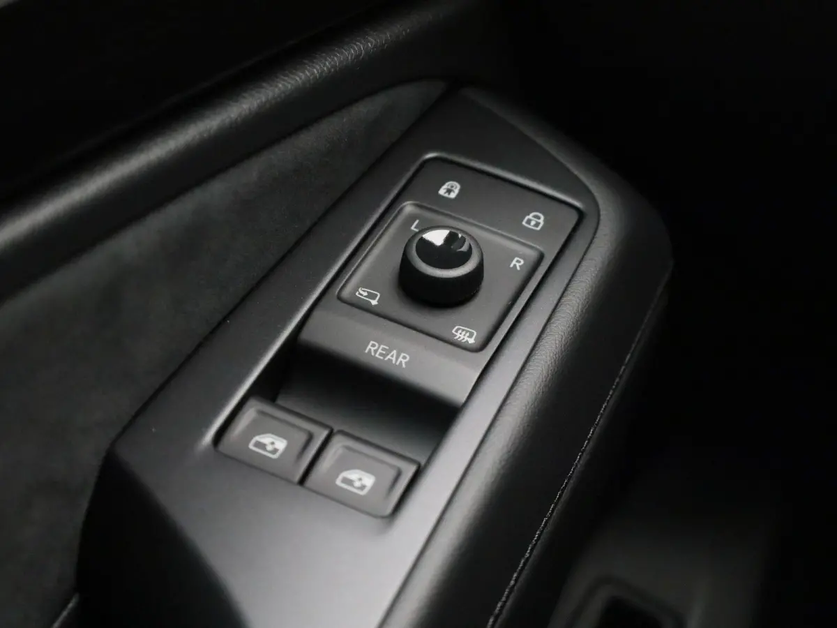 Pro Limited Edition 77 kWh 286 PK | 20" Lichtmetalen velgen | Black Style | Apple Carplay | Navigatie | 360 Camera | Achterklep elektrisch | Head-up display | Memory stoelen | Ruiten getint 