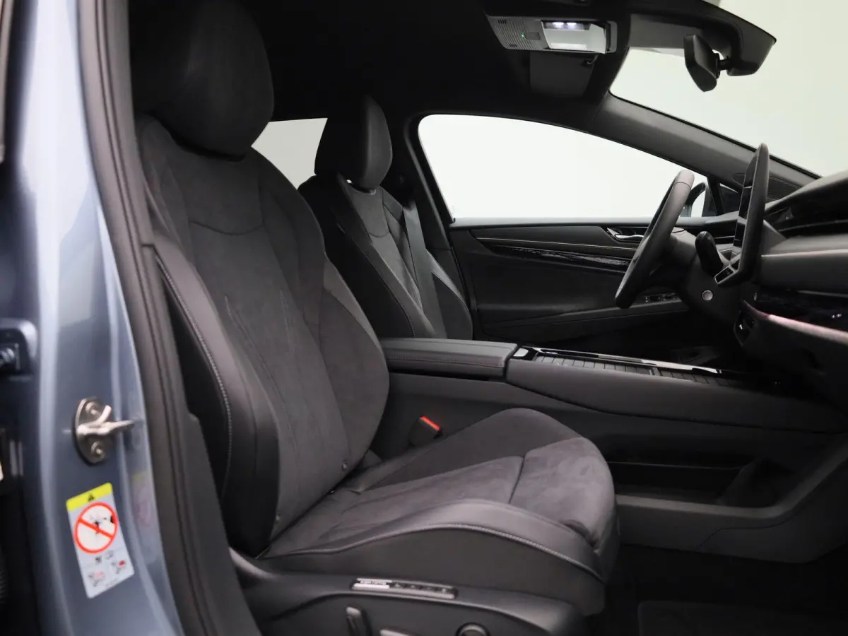 Pro Limited Edition 77 kWh 286 PK | 20" Lichtmetalen velgen | Black Style | Apple Carplay | Navigatie | 360 Camera | Achterklep elektrisch | Head-up display | Memory stoelen | Ruiten getint 