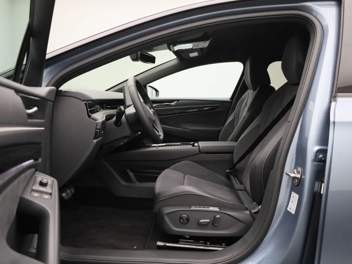 Pro Limited Edition 77 kWh 286 PK | 20" Lichtmetalen velgen | Black Style | Apple Carplay | Navigatie | 360 Camera | Achterklep elektrisch | Head-up display | Memory stoelen | Ruiten getint 