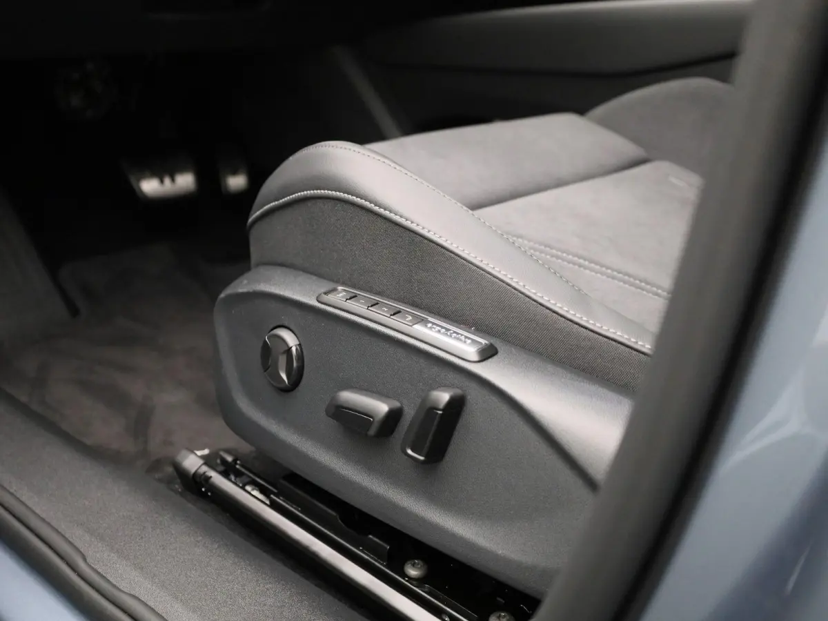 Pro Limited Edition 77 kWh 286 PK | 20" Lichtmetalen velgen | Black Style | Apple Carplay | Navigatie | 360 Camera | Achterklep elektrisch | Head-up display | Memory stoelen | Ruiten getint 