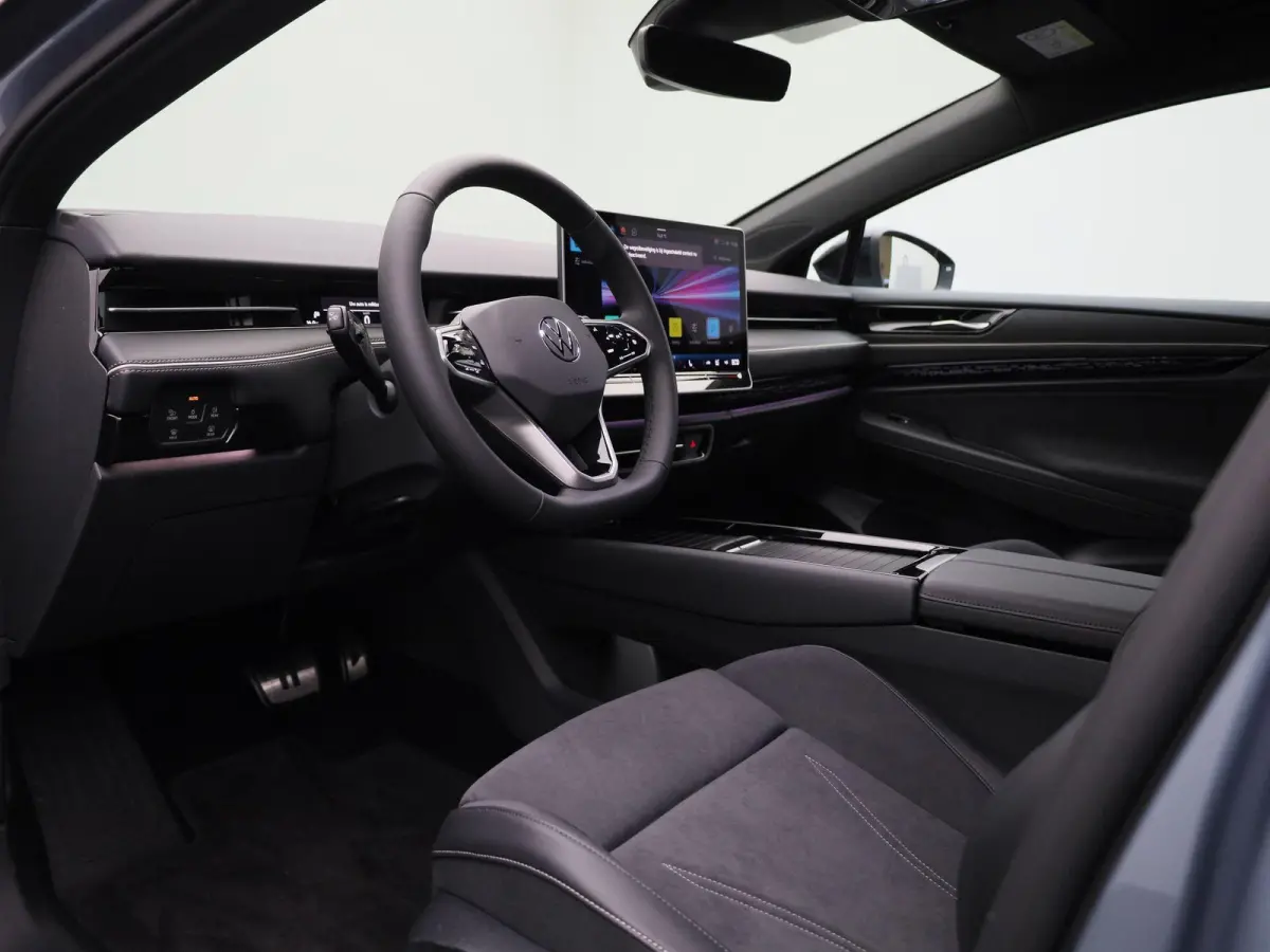 Pro Limited Edition 77 kWh 286 PK | 20" Lichtmetalen velgen | Black Style | Apple Carplay | Navigatie | 360 Camera | Achterklep elektrisch | Head-up display | Memory stoelen | Ruiten getint 