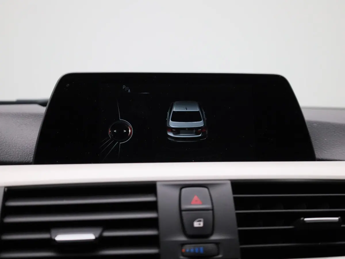 318i Executive | Automaat | Navigatie | Cruise Control | Parkeersensoren |