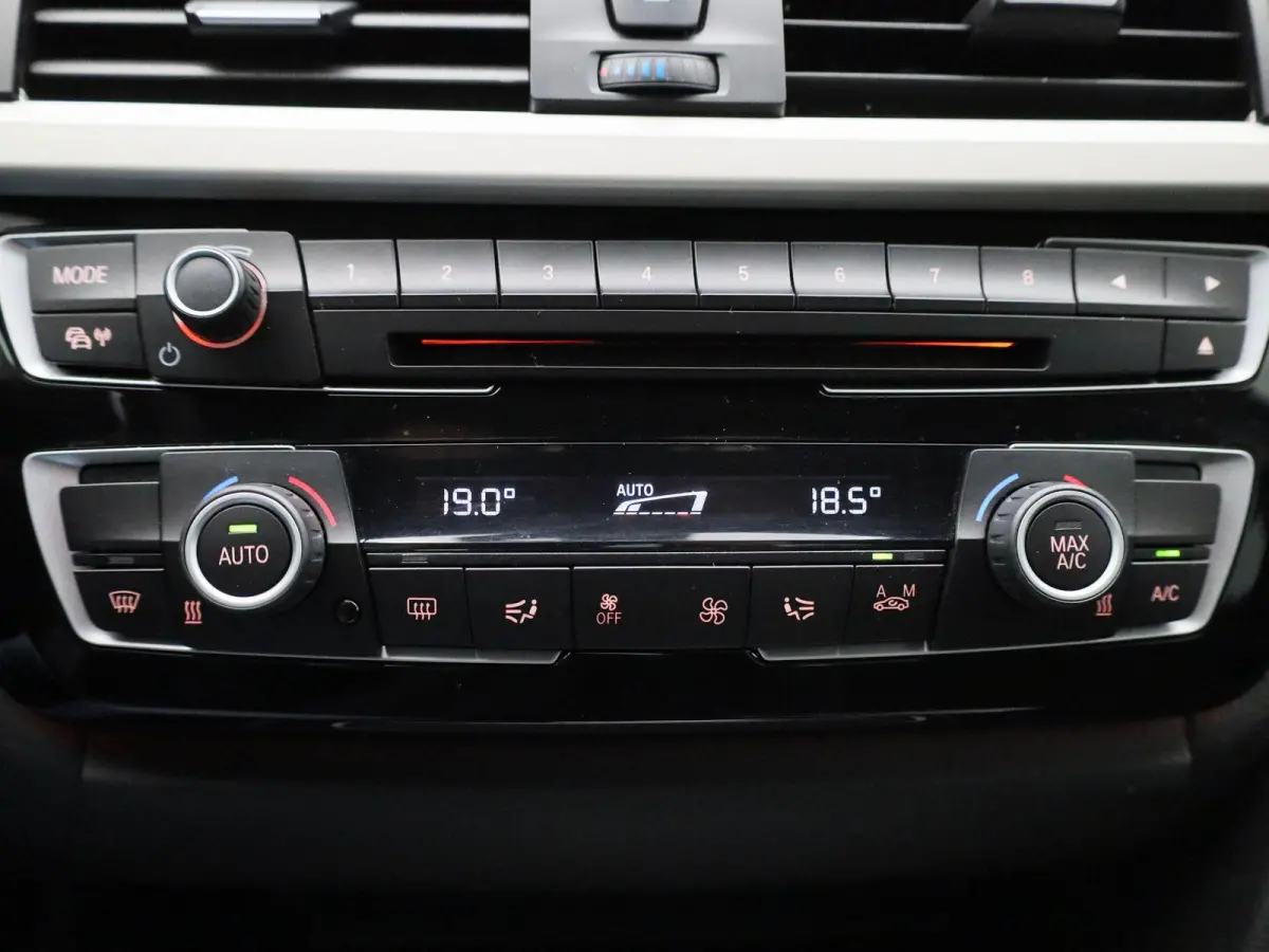 318i Executive | Automaat | Navigatie | Cruise Control | Parkeersensoren |