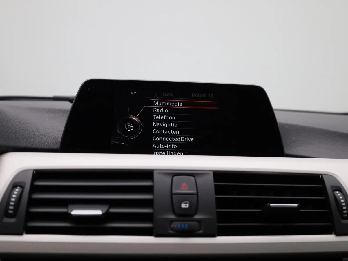 318i Executive | Automaat | Navigatie | Cruise Control | Parkeersensoren |